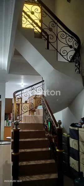 image RUMAH CANTIK 2 LANTAI SIAP HUNI LOKASI STRATEGIS DI SIMO SIDOMULYO (5)