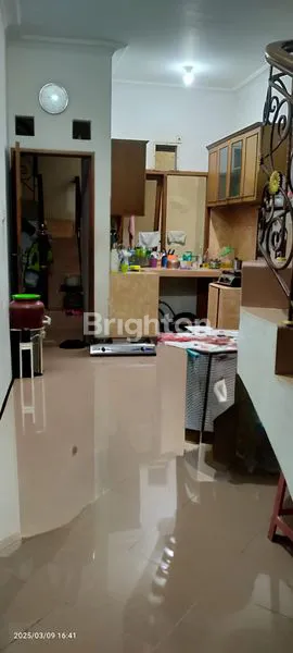 image RUMAH CANTIK 2 LANTAI SIAP HUNI LOKASI STRATEGIS DI SIMO SIDOMULYO (4)