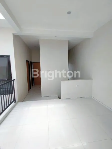 image RUMAH BARU 2,5 LANTAI ADA ROOFTOP HANYA 5 MENIT KE SOEHAT MALANG (5)