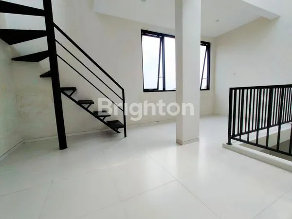 image RUMAH BARU 2,5 LANTAI ADA ROOFTOP HANYA 5 MENIT KE SOEHAT MALANG (4)