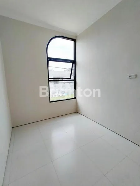 image RUMAH BARU 2,5 LANTAI ADA ROOFTOP HANYA 5 MENIT KE SOEHAT MALANG (7)