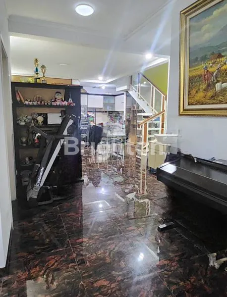 image RUMAH LOKASI PREMIUM  KOTA BARU PARAHYANGAN 2 LANTAI SEMI FURNISH (3)