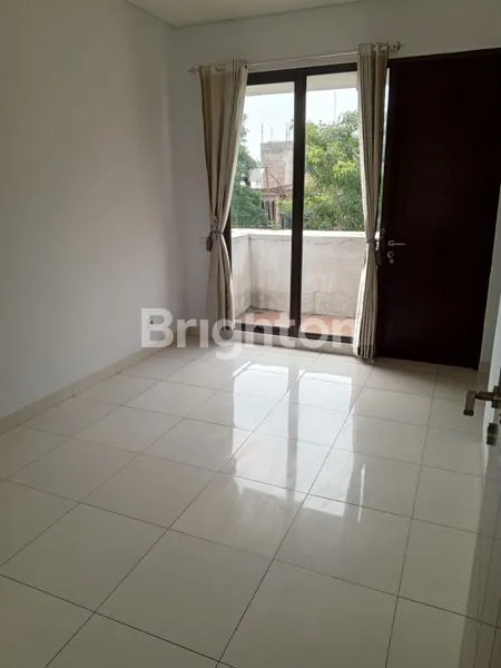 image RUMAH SIAH HUNI DI GREENWICH (6)