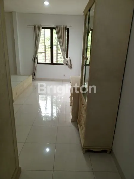 image RUMAH SIAH HUNI DI GREENWICH (3)