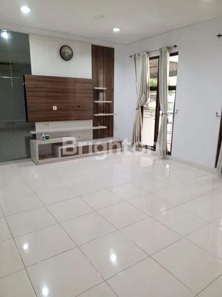 image RUMAH SIAH HUNI DI GREENWICH (2)