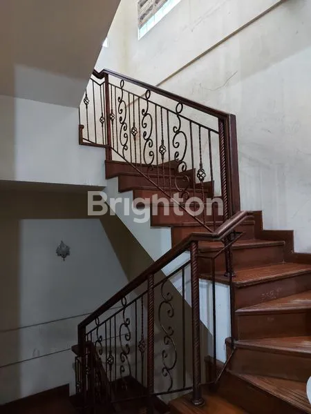 image DI JUAL RUMAH MEWAH 3 LANTAI DI JAKARTA TIMUR, 3-5 MENIT KE TOL PULOMAS/CEMPAKA PUTIH, 5 MENIT KE RAWAMANGUN, 5-10 MENIT KE ARION MALL, 15-20 MENIT KE MALL KELAPA GADING, 7-10 MENIT KE RS  PERSAHABATAN (3)