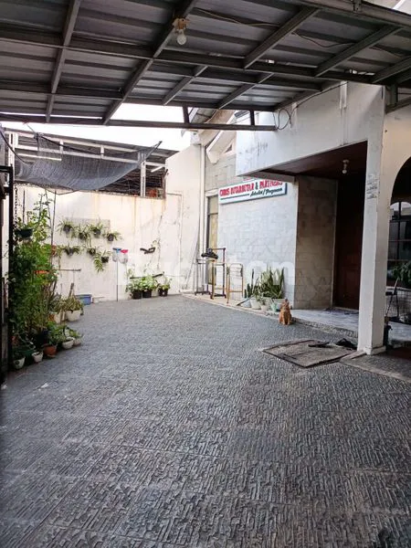 image RUMAH BESAR & SIAP HUNI DI PUSAT JAKARTA – CARPORT 3 MOBIL, 3,5 LANTAI (2)