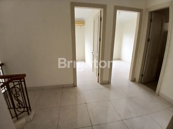 image RUMAH 2 LANTAI DESAIN AMERICAN CLASSIC, LUAS, SIAP HUNI, DEKAT TOL & STASIUN RAWABUNTU , DI THE GREEN, BSD (6)