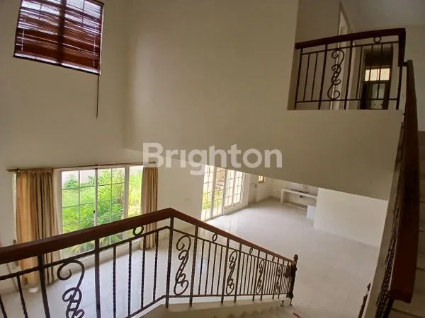 image RUMAH 2 LANTAI DESAIN AMERICAN CLASSIC, LUAS, SIAP HUNI, DEKAT TOL & STASIUN RAWABUNTU , DI THE GREEN, BSD (8)