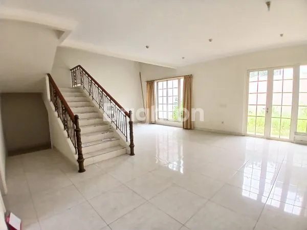 image RUMAH 2 LANTAI DESAIN AMERICAN CLASSIC, LUAS, SIAP HUNI, DEKAT TOL & STASIUN RAWABUNTU , DI THE GREEN, BSD (2)