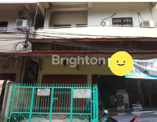 RUMAH COCOK BUAT USAHA (TOKO) DI AMBON MALUKU TENGAH KOTA  DEKAT BANK BNI DEKAT SUPERMARKET \\N