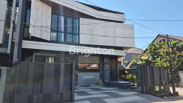 image RUMAH BARU GRESS MANYAR INDAH ARSITEKTUR MODERN TERBARU, DEKAT UNAIR, KLAMPIS, DHARMAHUSADA, KERTAJAYA INDAH, TUNJUNGAN, DARMO (2)