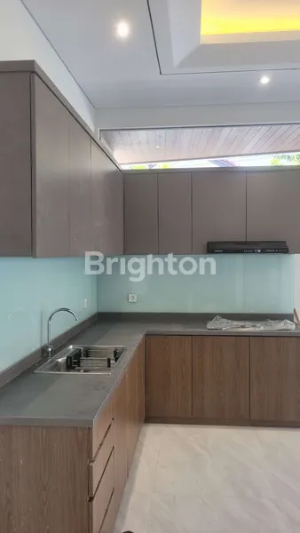 image RUMAH BARU MEWAH 2 LANTAI DI MANYAR HARGA 4 M - LOKASI STRATEGIS TENGAH KOTA (7)