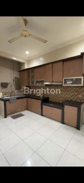 image RUMAH 3 LANTAI SIAP HUNI DI JELAMBAR,COCOK UNTUK BUKA USAHA,ROW JALAN 2 MOBIL (3)