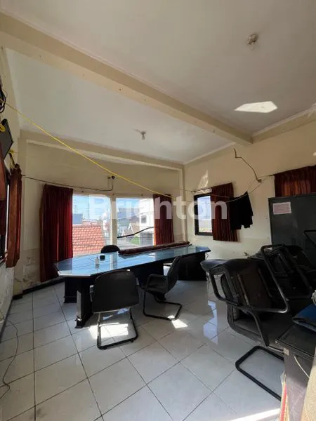 image RUMAH KANTOR 3 LANTAI SHM TENGAH KOTA GRESIK (8)