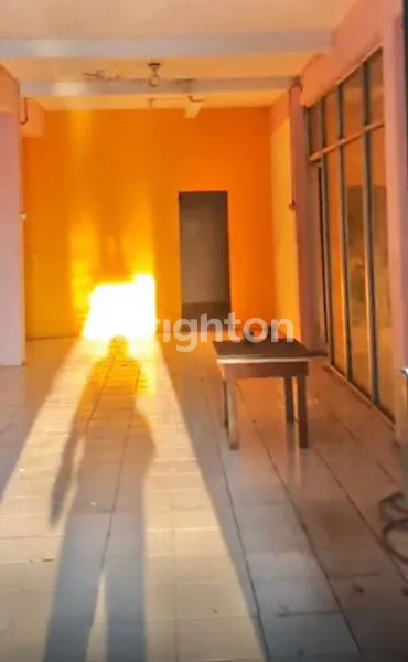 image RUMAH LOKASI STRATEGIS DEKAT TOLL, PASAR, STASIUN, COCOK DISEWAKAN UNTUK SHOWROOM, GUDANG EKSPEDISI, DAPUR CATERING DI BINTARA, BEKASI (7)