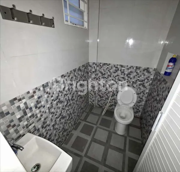 image RUKO BISNIS CBD POLONIA  3,5 TINGKAT SIAP HUNI - BLOK YANG ADA CANOPY - SUDAH ADA PINTU KACA DAN 3 RUANGAN KANTOR (3)