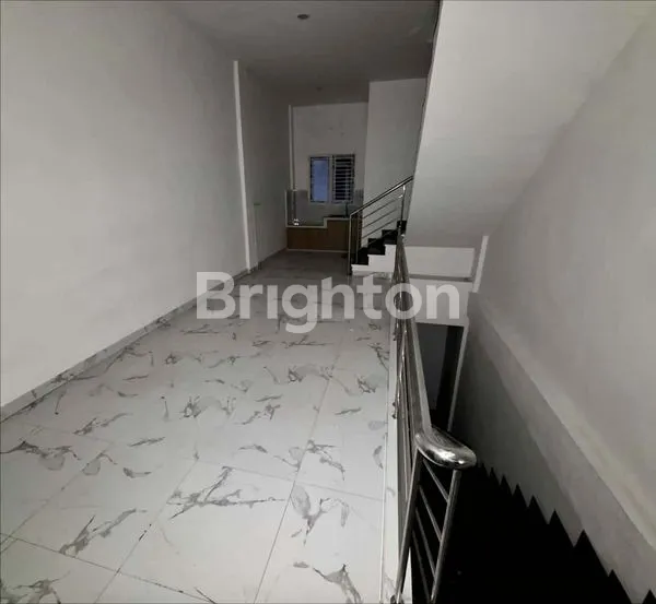 image RUKO BISNIS CBD POLONIA  3,5 TINGKAT SIAP HUNI - BLOK YANG ADA CANOPY - SUDAH ADA PINTU KACA DAN 3 RUANGAN KANTOR (7)