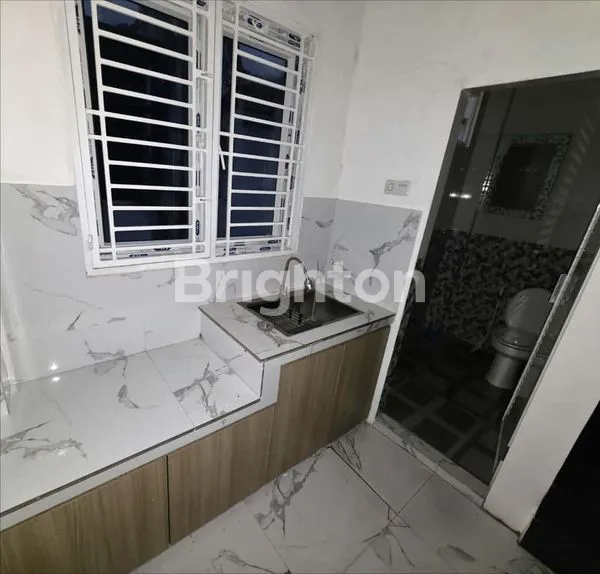 image RUKO BISNIS CBD POLONIA  3,5 TINGKAT SIAP HUNI - BLOK YANG ADA CANOPY - SUDAH ADA PINTU KACA DAN 3 RUANGAN KANTOR (2)