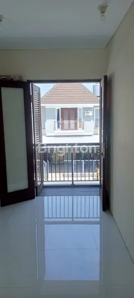 image RUMAH MODERN MINIMALIS LEBAR 8 2 LANTAI (7)