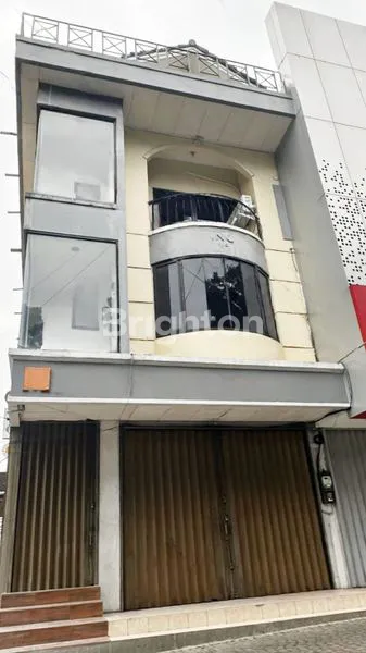 RUKO 3 LANTAI DI AREA PALING STRATEGIS DENGAN PARKIR PALING LUAS