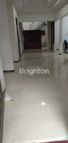 image RUMAH STRATEGIS 5 KT HADAP SELATAN SURABAYA (3)