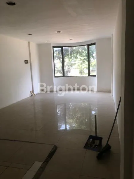 image RUKO 3 LANTAI DI AREA PALING STRATEGIS DENGAN PARKIR PALING LUAS (5)