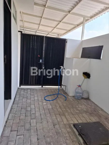 image RUMAH BARU HUNIAN NYAMAN & TERAWAT SEMI FURNISH ONE GATE SYSTEM DI LAKARSANTRI SURABAYA (5)