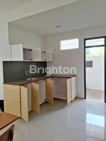 image RUMAH BARU HUNIAN NYAMAN & TERAWAT SEMI FURNISH ONE GATE SYSTEM DI LAKARSANTRI SURABAYA (3)
