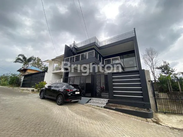 image VILLA / RUMAH MEWAH BARU 2 LANTAI DEKAT SKYLAND VIEW GUNUNG MENAWAN + KOLAM RENANG DEKAT KOTA BATU (1)