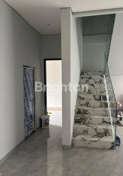 image RUMAH BARU 3 LANTAI DI MUARA KARANG, DESAIN KLASIK MODERN SIAP HUNI (3)