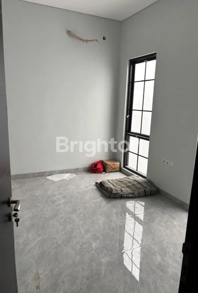 image RUMAH BARU 3 LANTAI DI MUARA KARANG, DESAIN KLASIK MODERN SIAP HUNI (6)