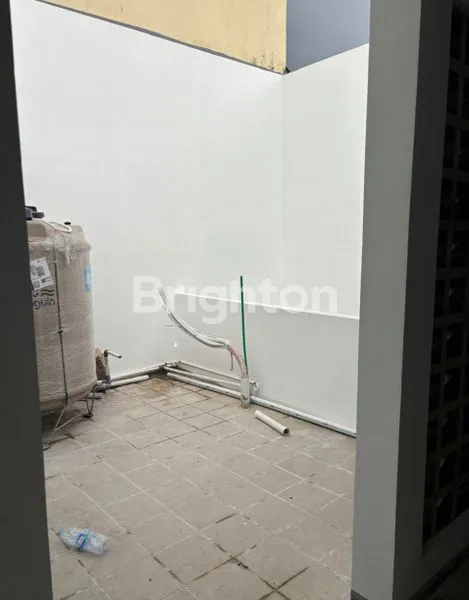 image RUMAH BARU 3 LANTAI DI MUARA KARANG, DESAIN KLASIK MODERN SIAP HUNI (8)