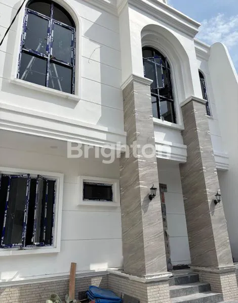 image RUMAH BARU 3 LANTAI DI MUARA KARANG, DESAIN KLASIK MODERN SIAP HUNI (1)