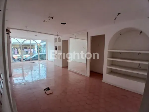 image DISEWAKAN RUKO 2 LANTAI DI JALAN UTAMA KAYU AYA SEMINYAK (7)