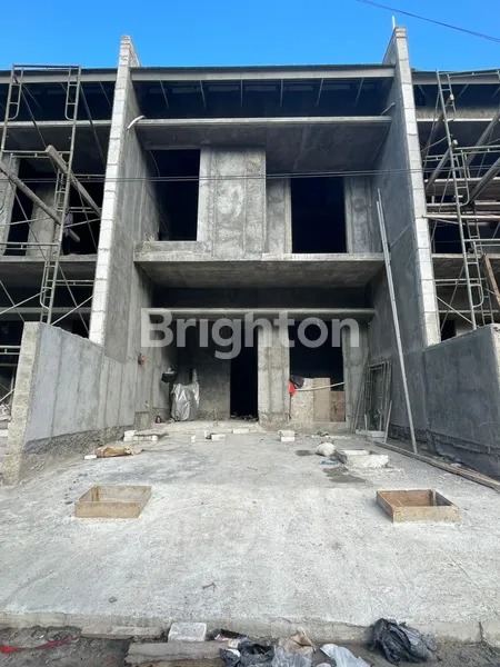 image RUMAH BERKUALITAS PANJANG JIWO PERMAI DAERAH PRAPEN, MASIH PROGRESS BANGUN, READY FEBRUARI 2026, KOMPLEKS PERUMAHAN ELIT (SUPER STRATEGIS KELUAR KOMPLEKS JALAN RAYA BESAR), HANYA ADA 4 RUMAH SAJA (1)