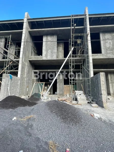 image RUMAH BERKUALITAS PANJANG JIWO PERMAI DAERAH PRAPEN, MASIH PROGRESS BANGUN, READY FEBRUARI 2026, KOMPLEKS PERUMAHAN ELIT (SUPER STRATEGIS KELUAR KOMPLEKS JALAN RAYA BESAR), HANYA ADA 4 RUMAH SAJA (2)