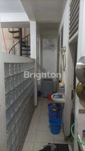 image RUMAH 2 LANTAI SIAP HUNI DALAM KOMPLEKS DEKAT FASILITAS PUBLIK (3)