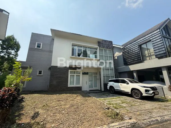 image RUMAH 3 LANTAI, SHM, KAMAR. TIDUR 4+2, DI SENTUL CITY,  BOGOR, DENGAN VIEW LANGSUNG KE PEGUNUNGAN DAN LAPANGAN GOLF PERSIS DI BELAKANG RUMAH (2)