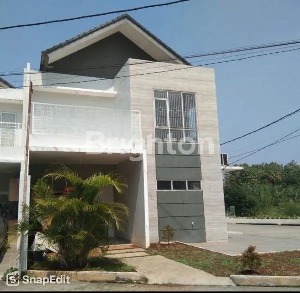 image RUMAH 2 LANTAI DI HOOK DENGAN PEMANDANGAN DANAU DI KEMANG VERDE (1)