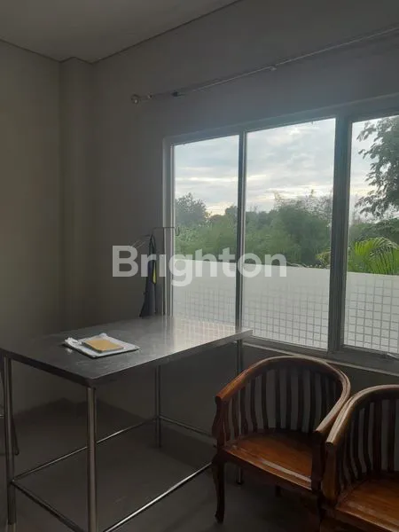 image RUMAH 2 LANTAI DI HOOK DENGAN PEMANDANGAN DANAU DI KEMANG VERDE (2)