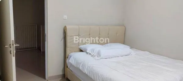 image RUMAH 2 LANTAI DI HOOK DENGAN PEMANDANGAN DANAU DI KEMANG VERDE (3)