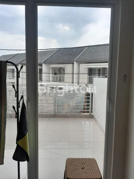 image RUMAH 2 LANTAI DI HOOK DENGAN PEMANDANGAN DANAU DI KEMANG VERDE (6)