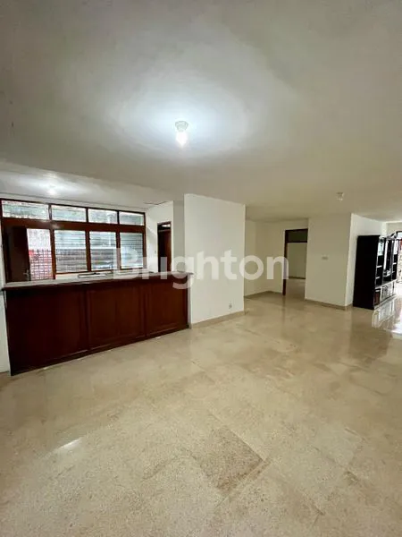 image RUMAH MEWAH DI JL. DARMAWANGSA LT 500M² AKSES DUA ARAH, LOKASI PREMIUM JAKARTA SELATAN (8)