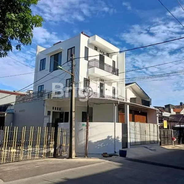 image DIJUAL RUMAH KOS HOEK 3 LANTAI DI KELAPA GADING JAKARTA UTARA. RUMAH BARU BANGUN. AMAN DARI BANJIR. (1)
