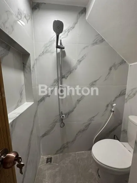 image RUMAH INDENT 3 LANTAI LOKASI STRATEGIS BEBAS BANJIR TANJUNG DUREN JAKARTA BARAT (5)