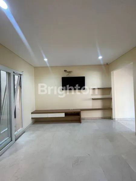 image RUMAH 3 LANTAI DI PIK, 4+1 KT, HADAP SELATAN (8)