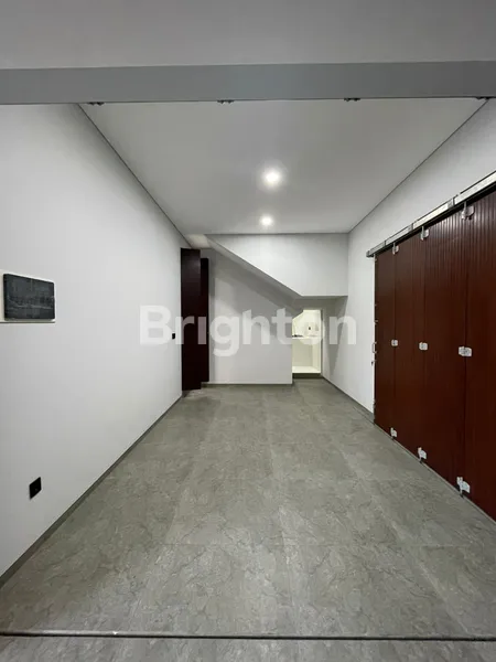 image RUMAH MEWAH BERKELAS DENGAN PRIVATE POOL DI BARUK TENGAH, SELANGKAH KE RAYA MERR, STARBUKS, SUPERINDO DAN EXCELSO (2)