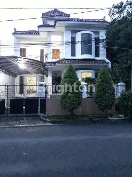 FIJUAL RUMAH 2 LANTAI DI JLN GEDUNG HIJAU PONDOK INDAH JAKARTA SELATAN.
