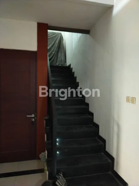 image RUMAH STRATEGIS 3 LANTAI BEBAS BANJIR BEKASI (7)